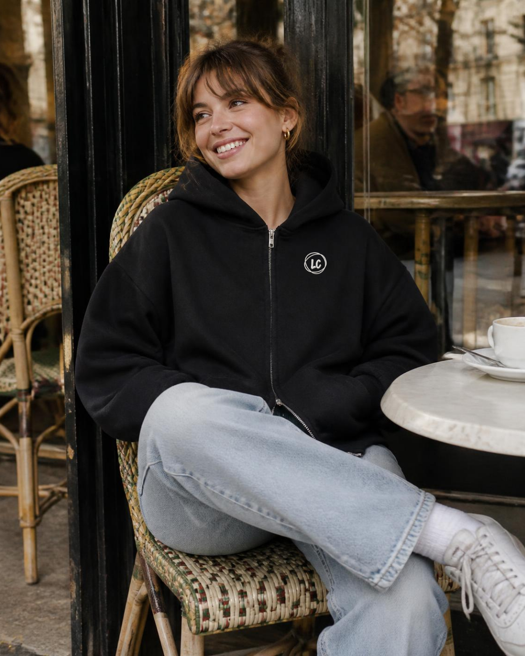 Veste zippée à capuche LC Noir portée femme