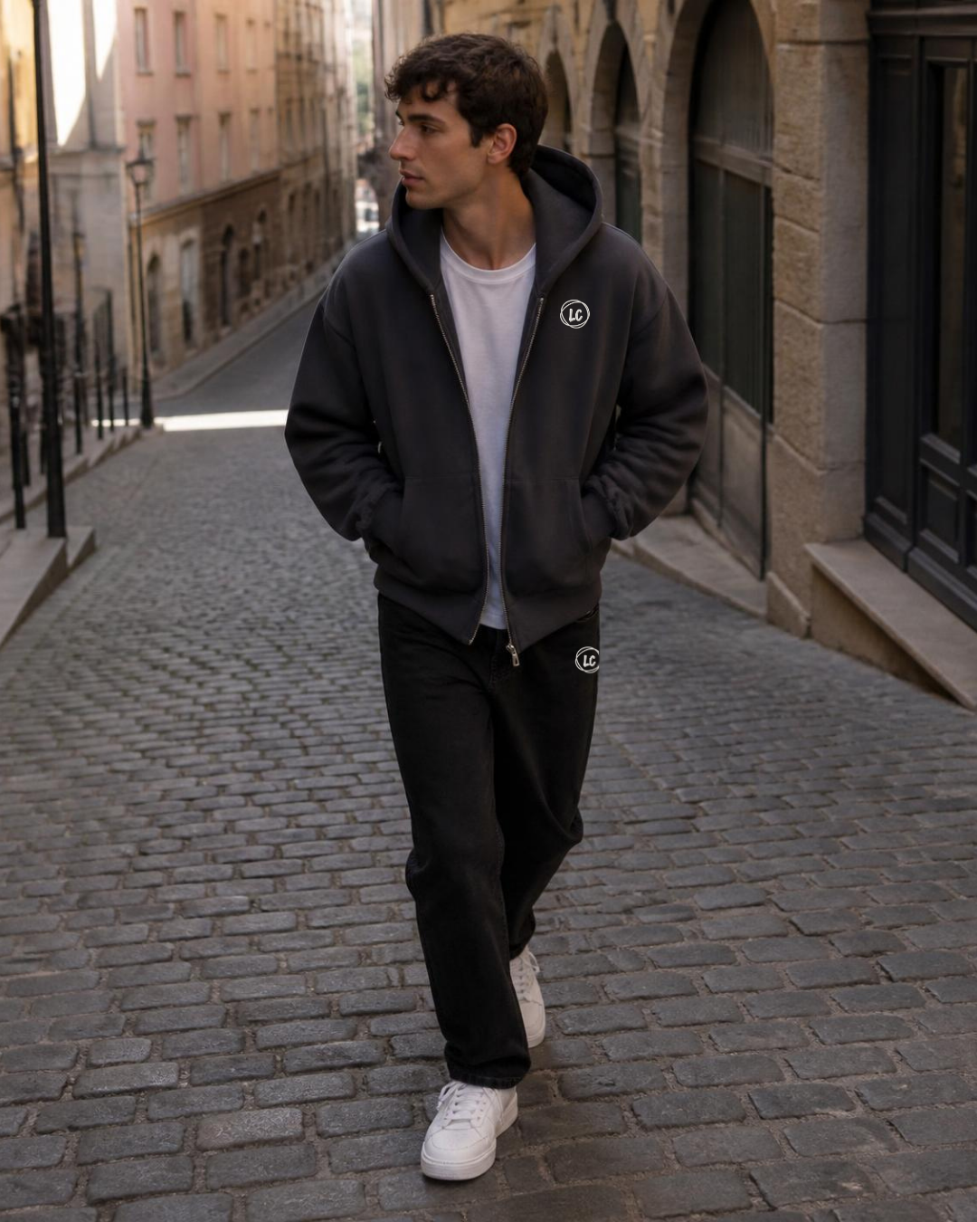 Veste zippée à capuche LC Gris Anthracite portée homme