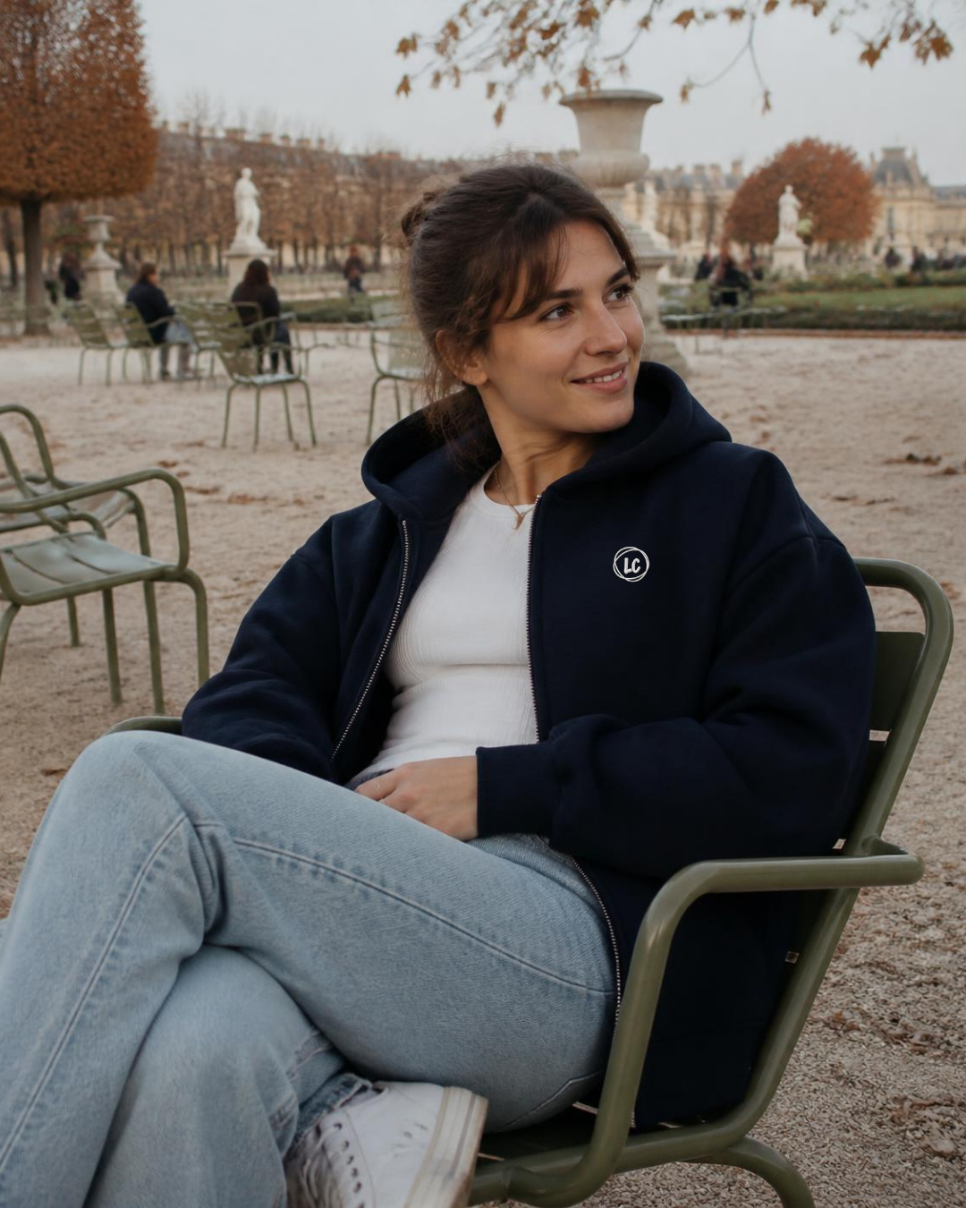 Veste zippée à capuche LC Bleu Marine portée femme