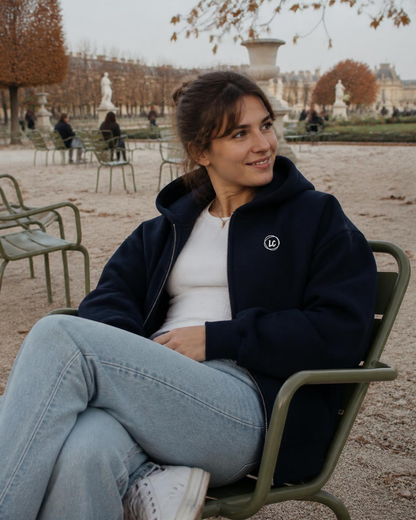 Veste zippée à capuche LC Bleu Marine portée femme
